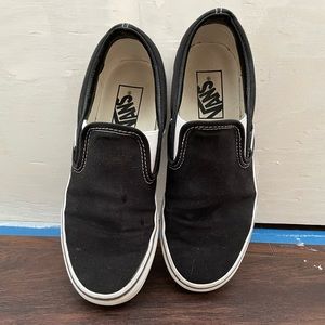 black & white slip on vans 🤍